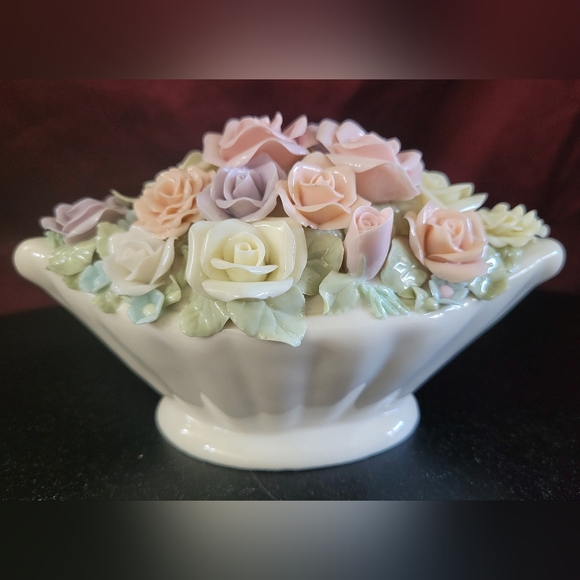 Creamware GORGEOUS FLOWER VASE, boat shaped, Full of Fine Porcelain Roses. - Picture 4 of 16